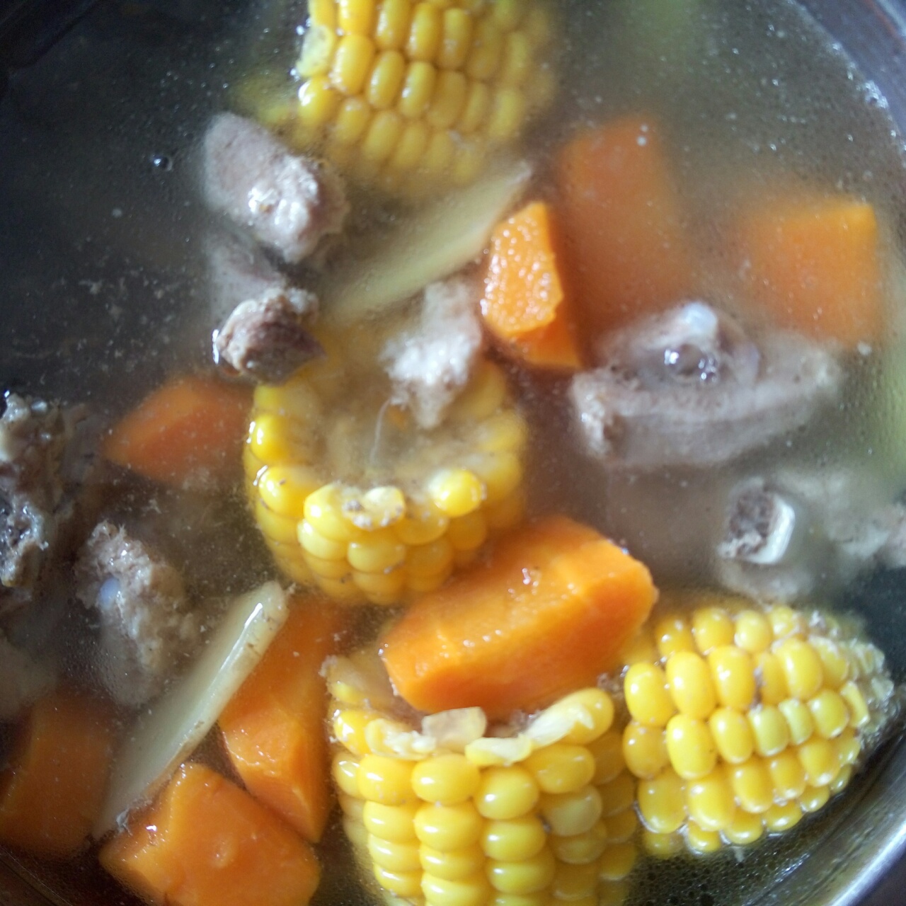 胡萝卜玉米排骨汤