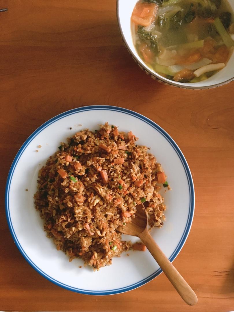 厨师长教你：“酱油炒饭”的家常做法，里面满满的小技巧，很受用