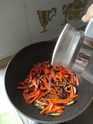 三色炒(香菇、胡萝卜、青椒)的做法 步骤3