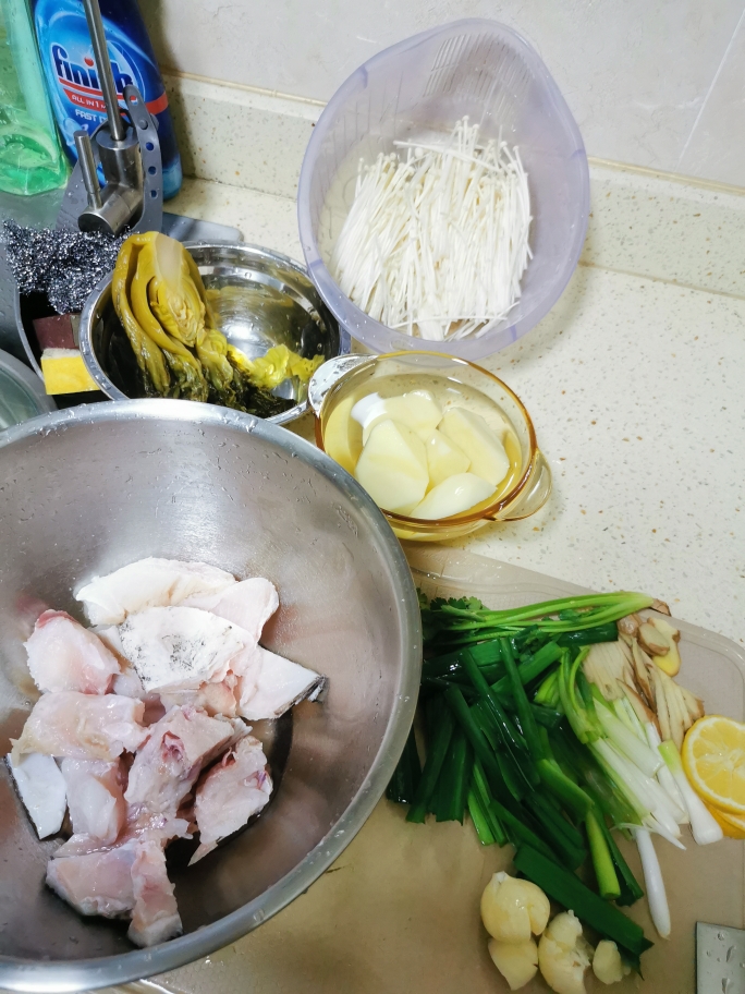 只酸不辣的酸菜石斑鱼的做法 步骤1