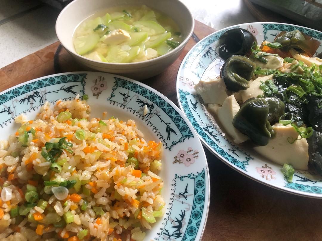 简易味增汤 皮蛋豆腐 炒饭的做法