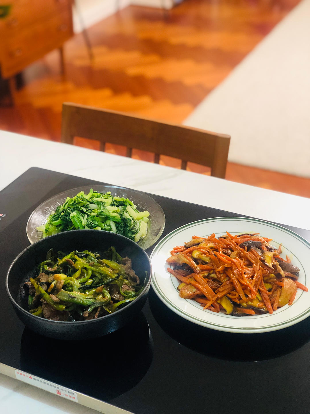 简单又营养适合懒人的一道减脂菜-胡萝卜蘑菇青椒炒鸡腿肉