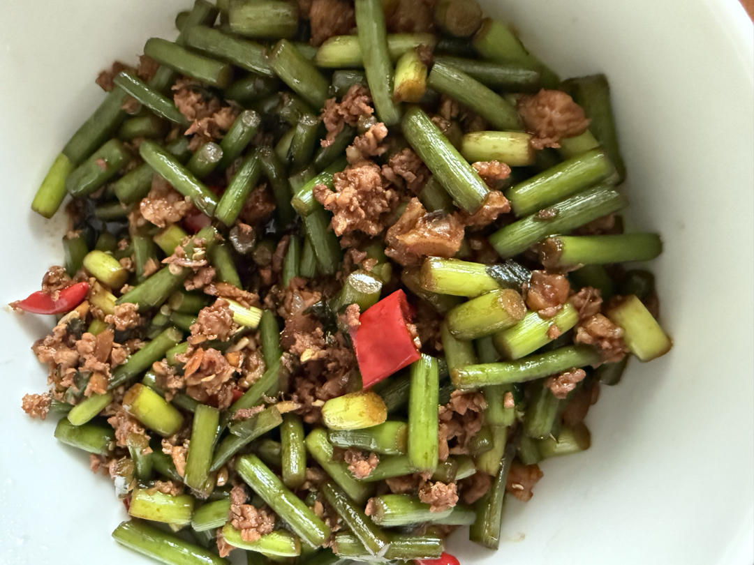 蒜苔炒肉末，三碗米饭都不够吃