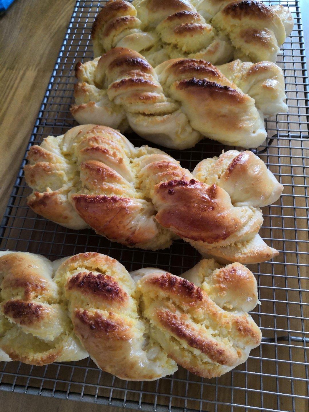 周建学做的椰蓉麻花面包