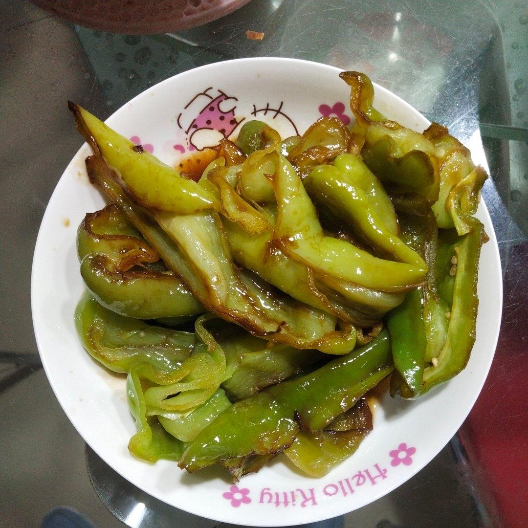 百吃不厌的糖醋虎皮青椒，有丰富的维C、膳食纤维，多吃益善