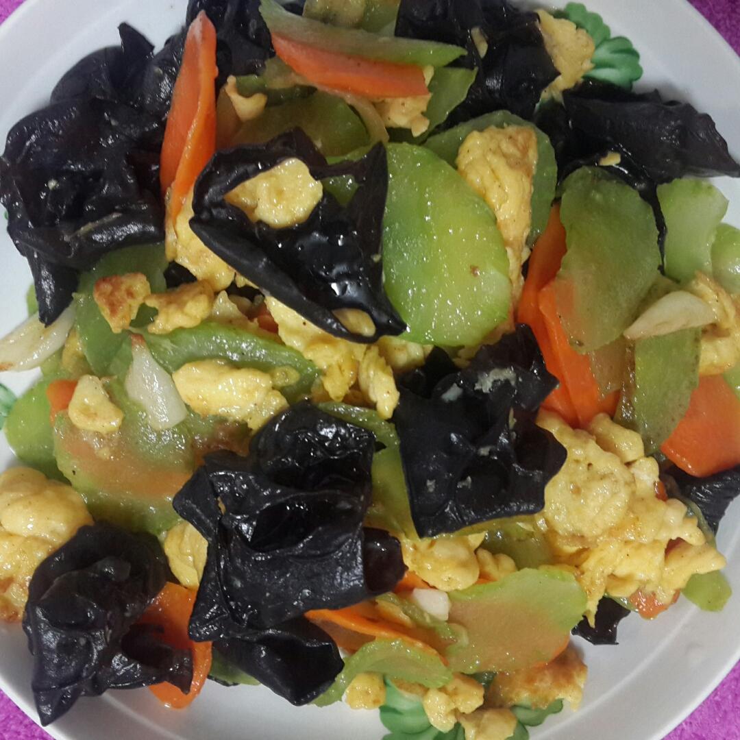 莴笋木耳炒鸡蛋