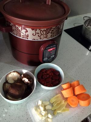 无盐牛骨红萝卜菌汤的做法 步骤1