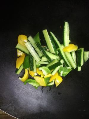 黄瓜炒彩椒的做法 步骤3