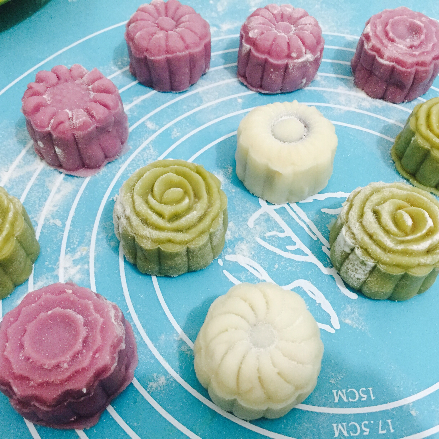 绝世好方！不开裂不粘手港式冰皮月饼（附奶黄馅做法）