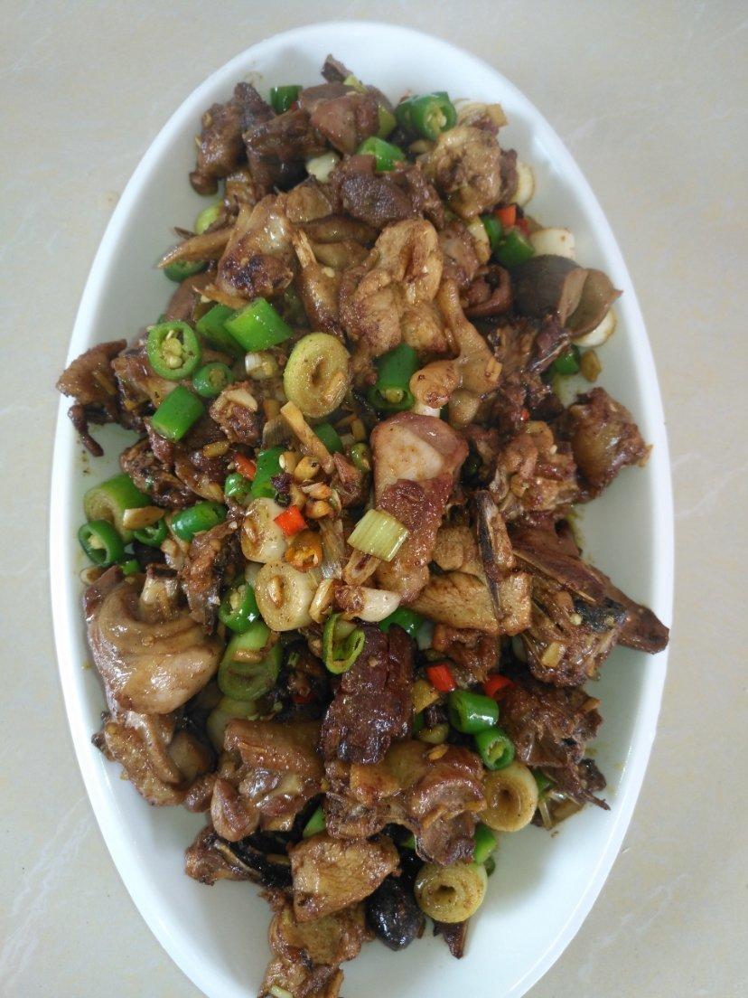 老农民农庄做的厨师长教你:"爆炒土鸡"的家常做法,只需油盐酱醋,味道