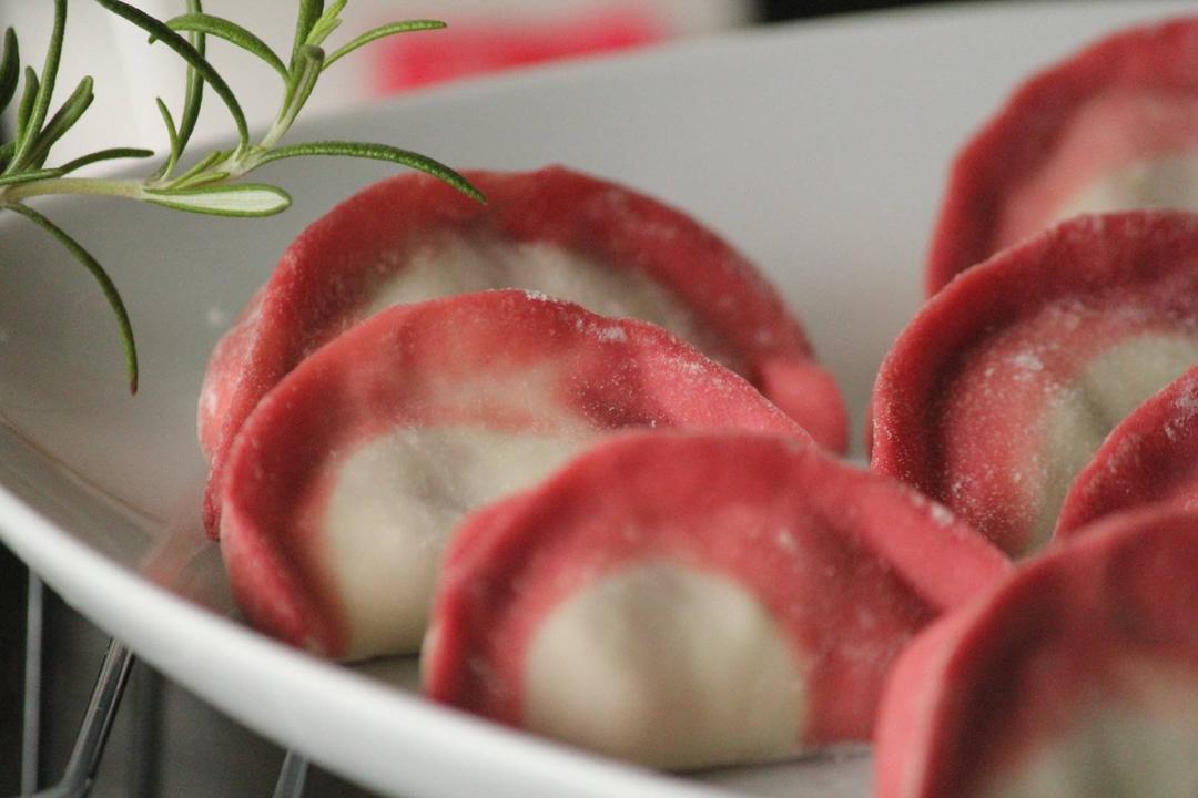 视频菜谱：彩色饺子皮的做法（玫红、绿色、橙色）