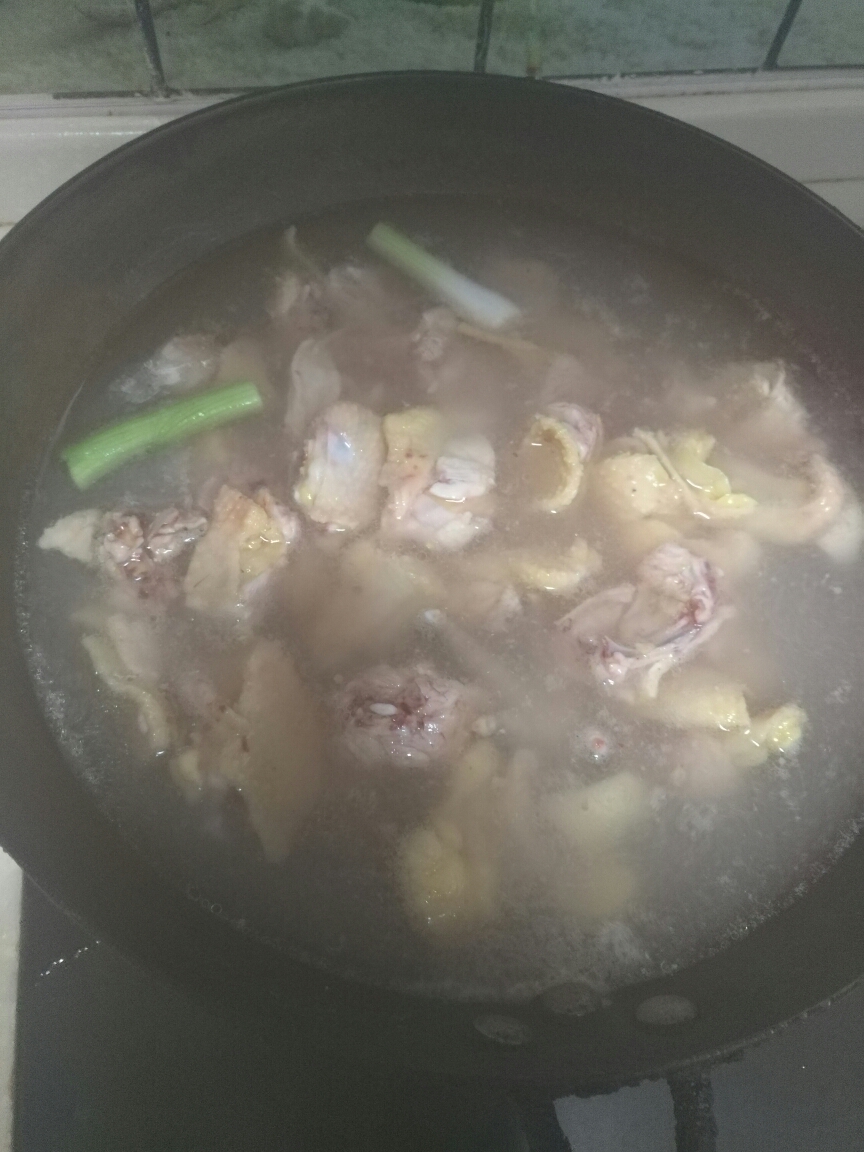 家常香菇土豆炖鸡的做法 步骤2