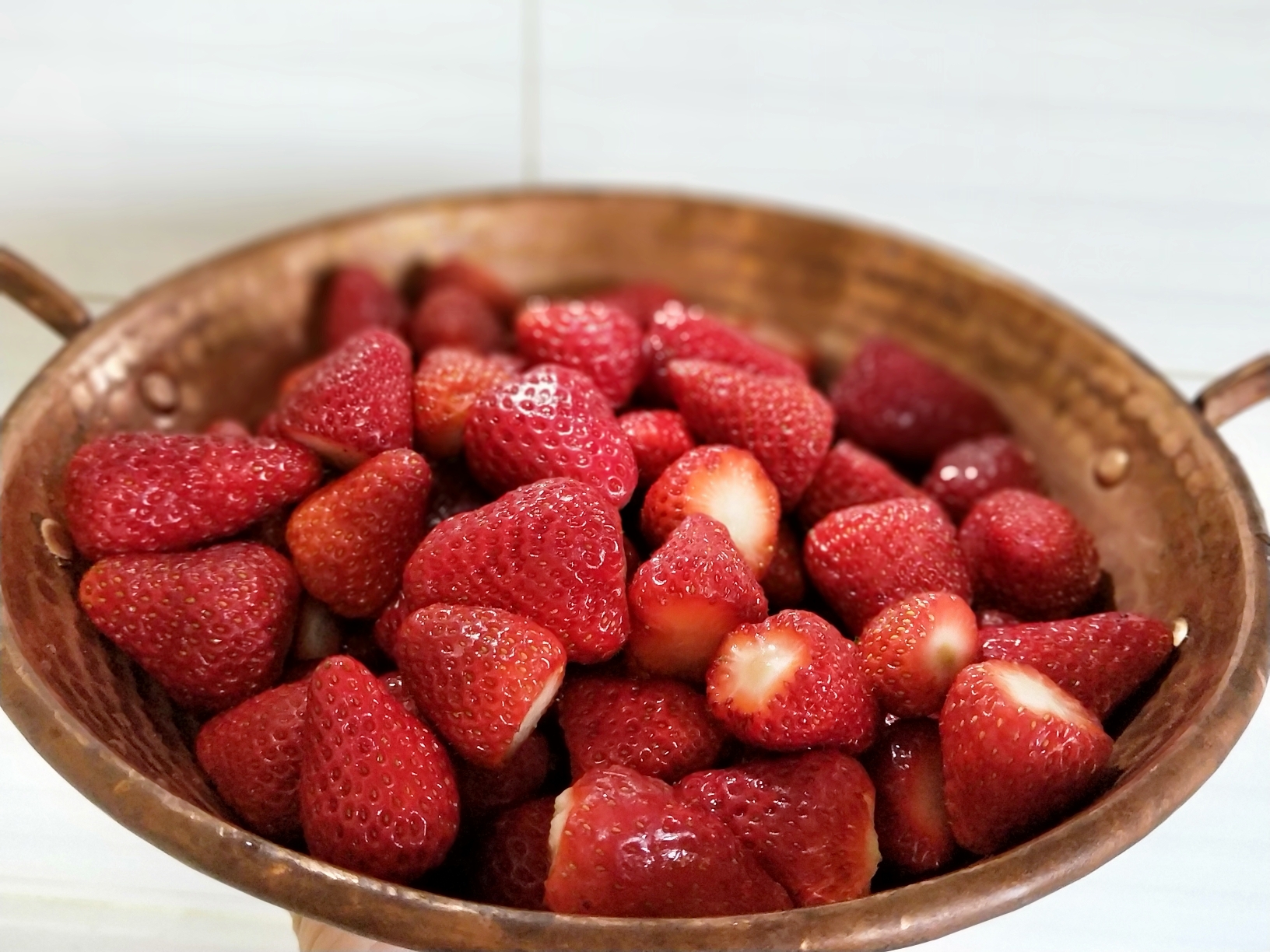酸酸甜甜草莓果酱_铜锅版的做法 步骤3