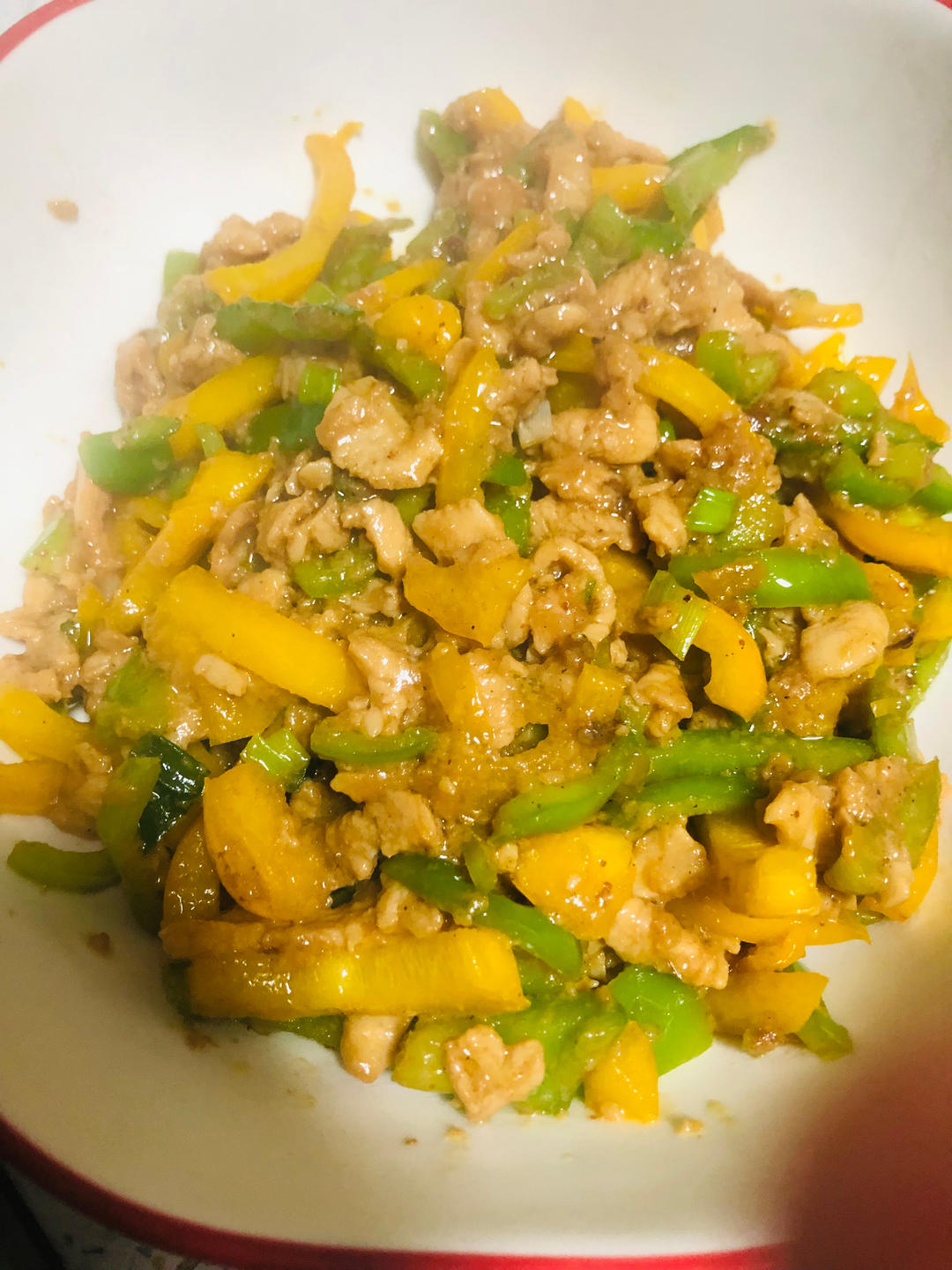经典的家常菜，青椒炒肉丝，简单的食材也能做出如此美味
