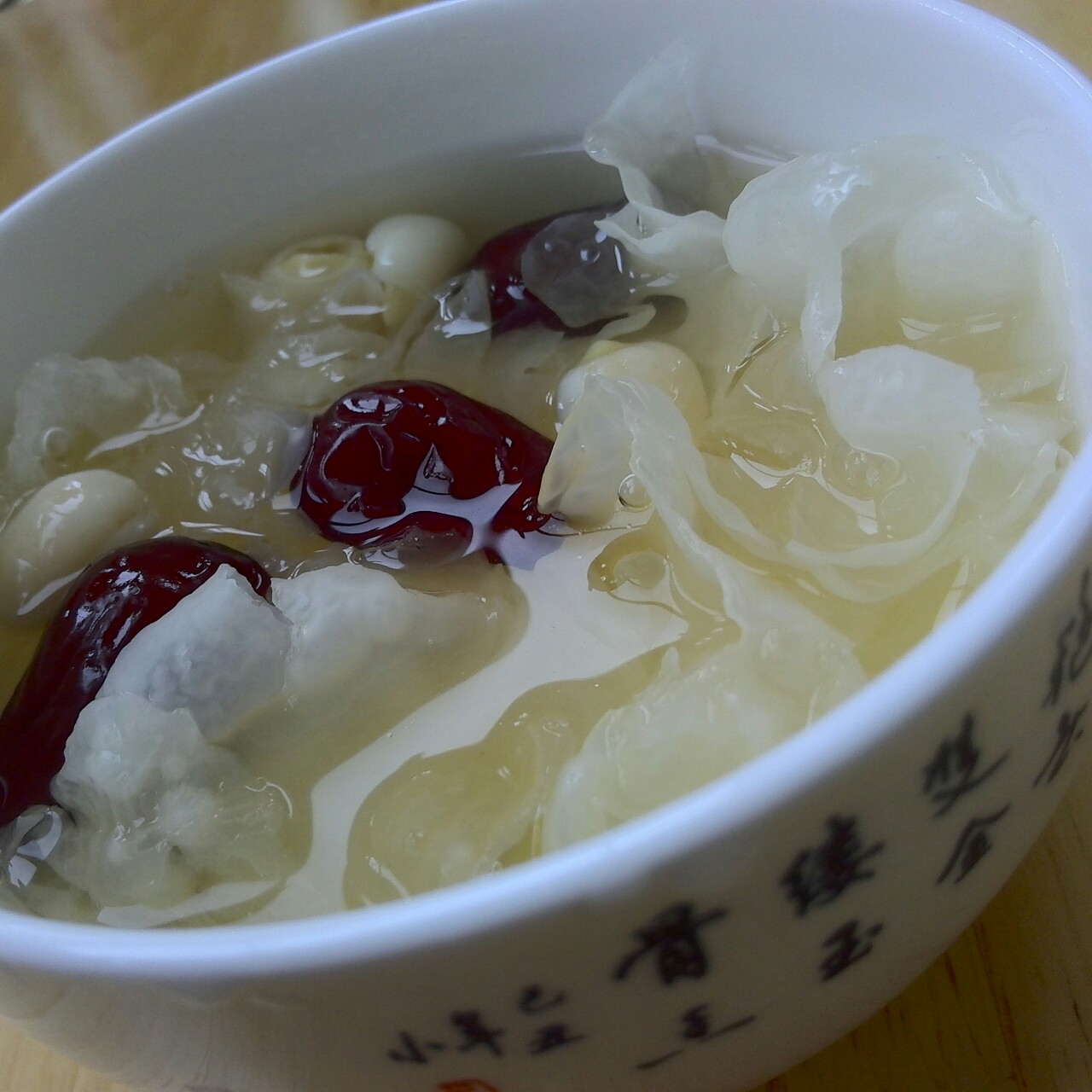 银耳红枣莲子羹Tremella jujube lotus nuts sweet soup