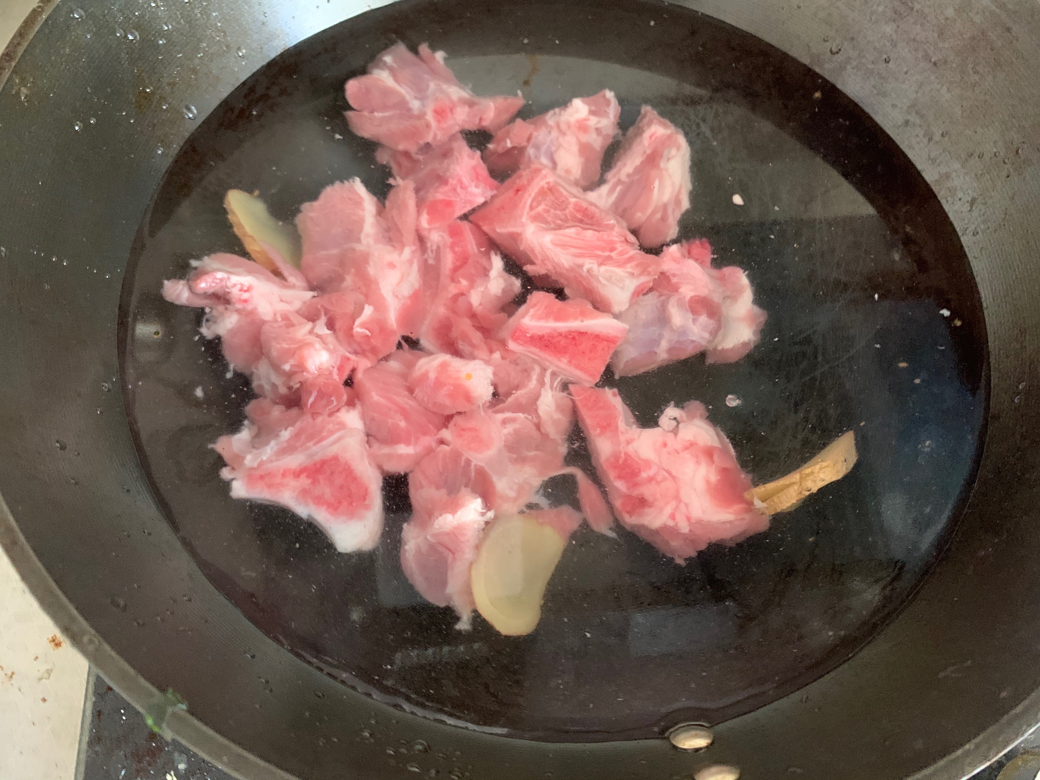 白萝卜排骨汤(砂锅) 难度：⭐⭐的做法 步骤2