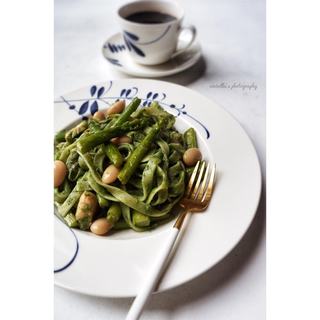 鹰嘴豆泥芦笋佐煎三文鱼拌面