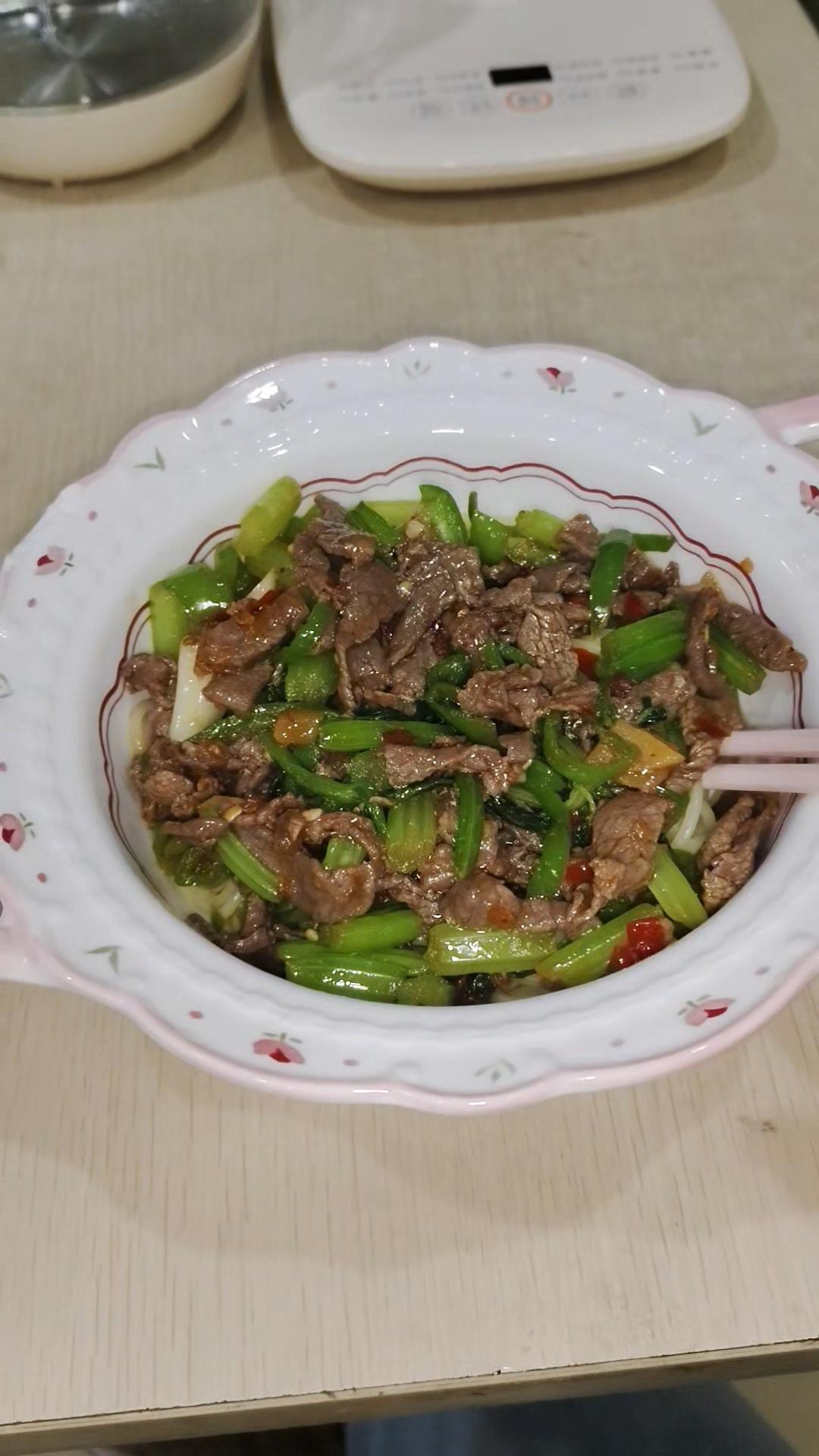 下饭神器又来了，试试这道芹菜炒牛肉！！