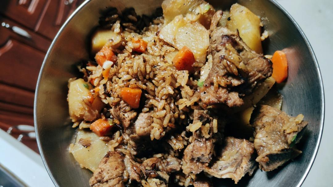 电饭锅排骨土豆焖饭