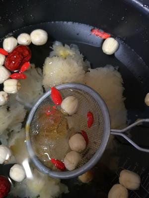 银耳，莲子，枸杞大枣，纯净水，炖桃胶的做法 步骤8