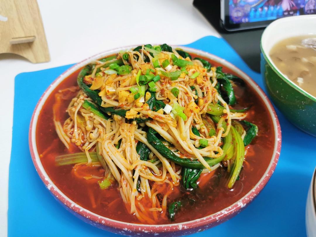 解馋减脂餐！酸辣开胃又下饭的菠菜拌金针菇