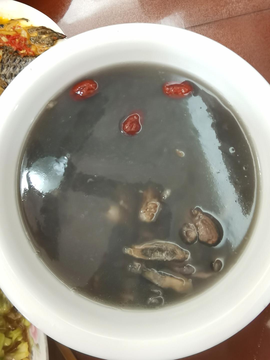 黑豆墨鱼猪肚河蚌汤的做法