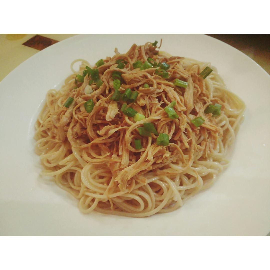 葱油鸡丝拌面