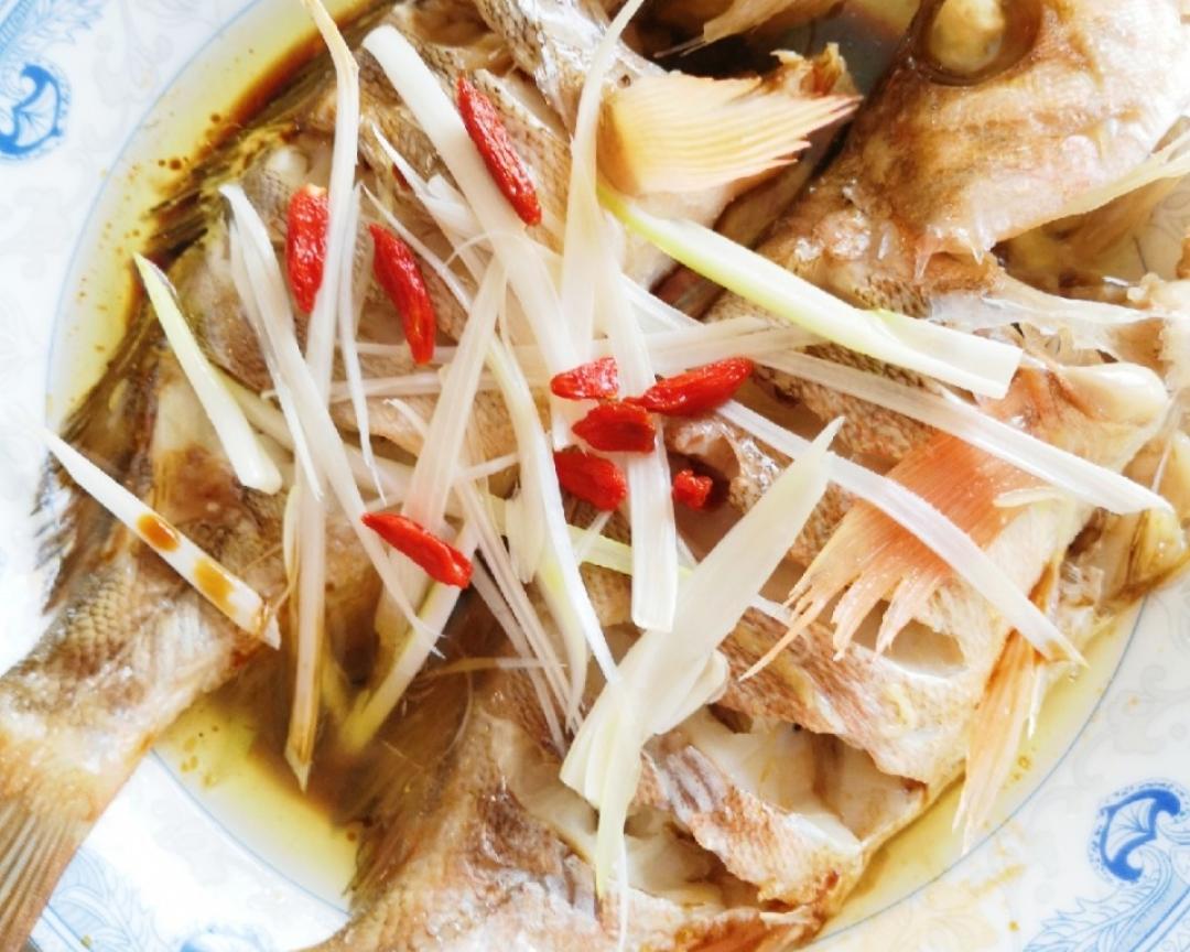油泼清蒸鱼～鲜的做法