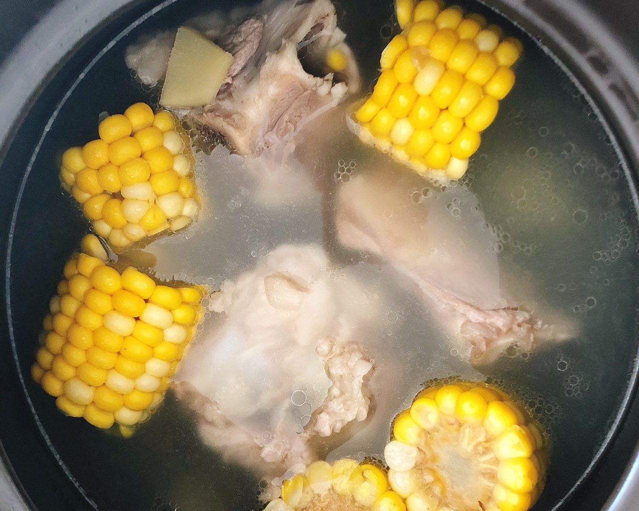 玉米筒骨汤图片