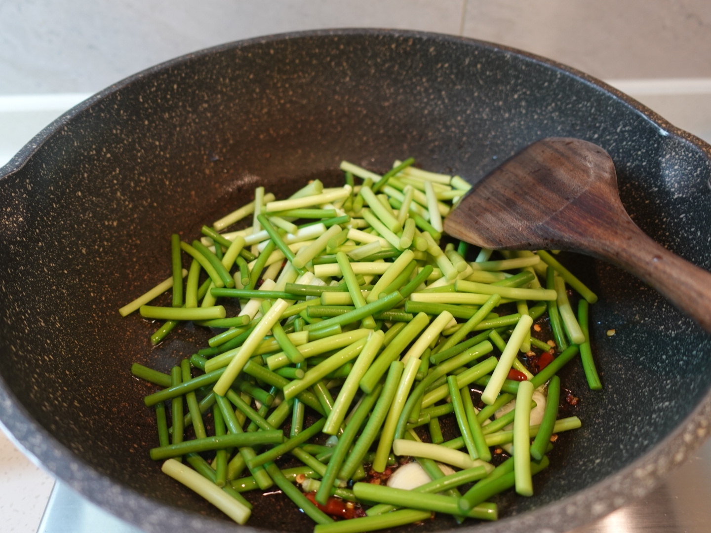 家常菜—蒜苔炒豆干的做法 步骤3