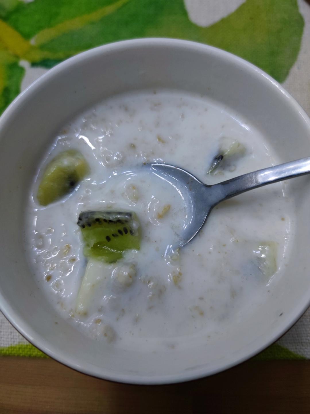 5分钟简易的早餐（牛奶燕麦）