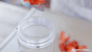 草莓酸奶棒棒糖 宝宝辅食食谱的做法 步骤3