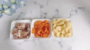 咖喱鸡肉土豆的做法 步骤2