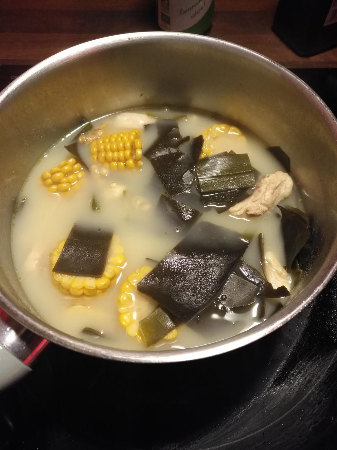 在减肥与美食间挣扎做的玉米海带排骨汤