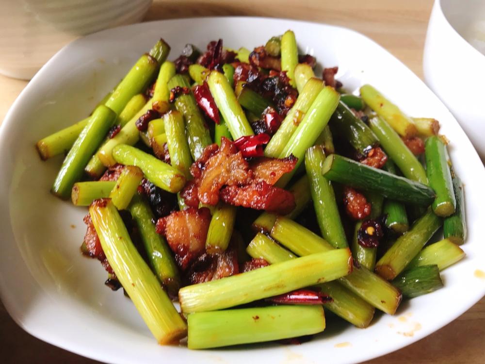 五花肉炒蒜苔 / 蒜薹炒肉