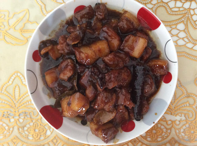 吃着碗里望着锅里的红烧肉