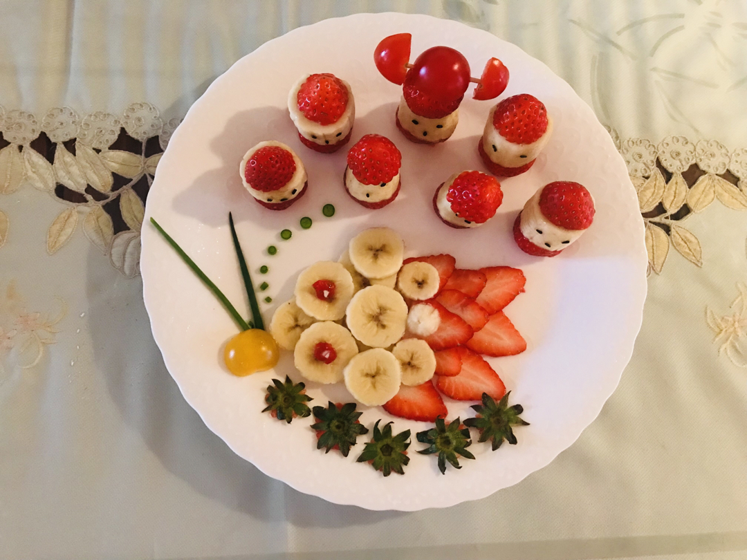 草莓香蕉水果拼盘:富裕富鱼
