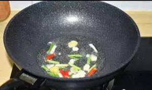 家常小菜：香菇滑鸡的做法 步骤5