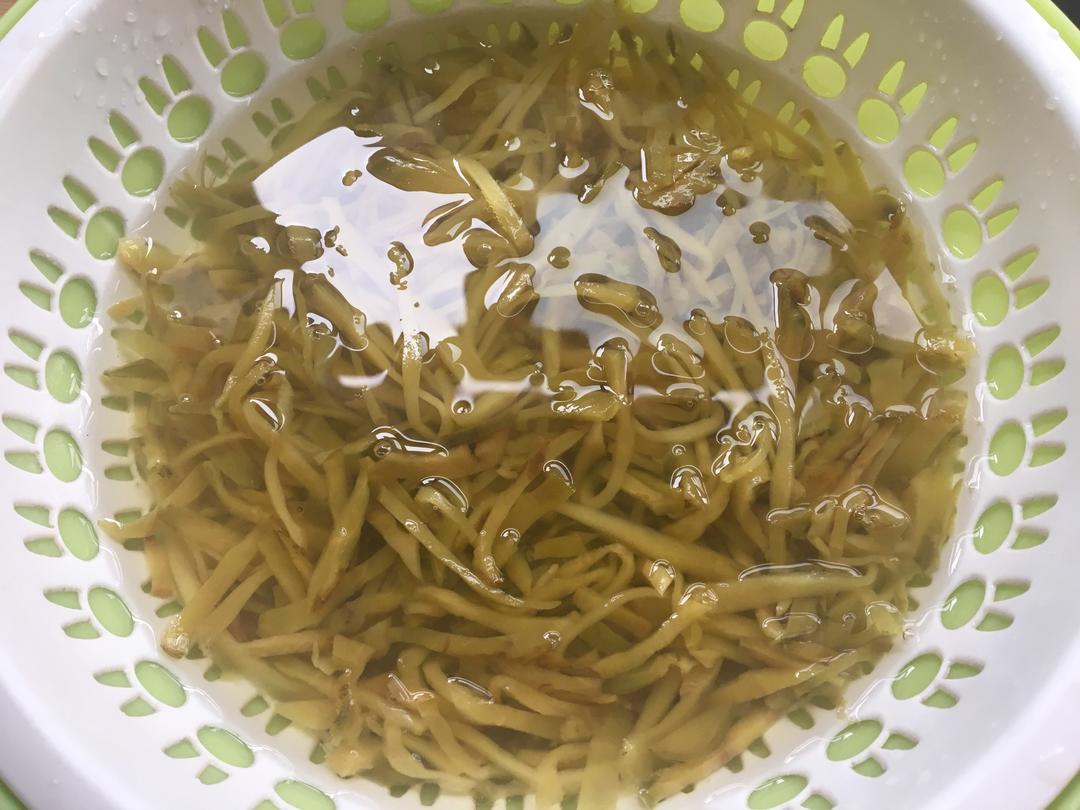 榨菜炒胡萝卜的做法 步骤3