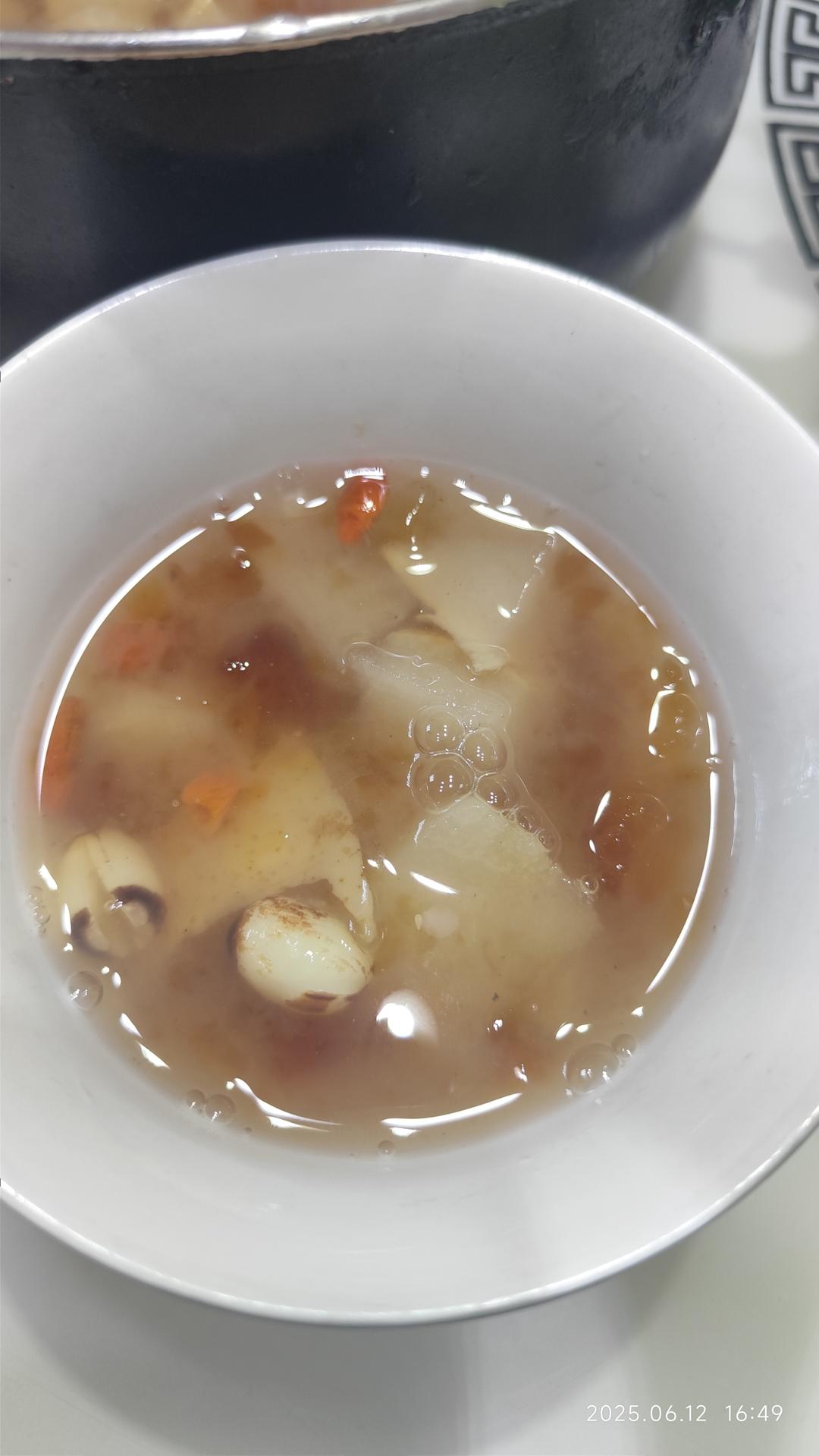 雪梨枸杞炖桃胶