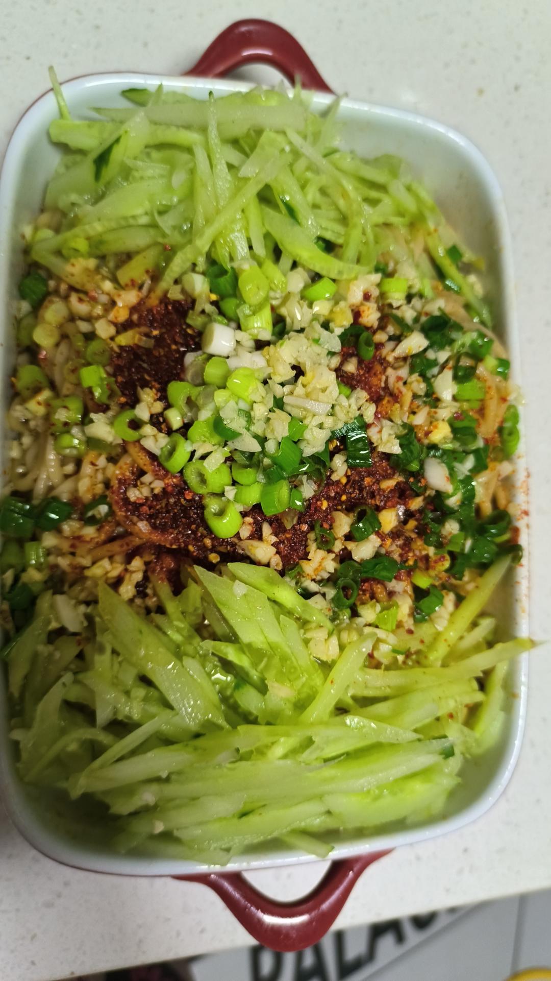 十分钟就能吃上的超简单油泼面