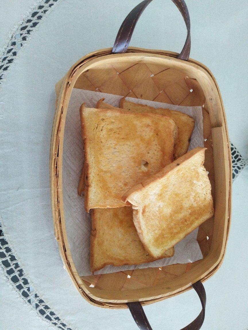 酥脆到流泪的黄油粗糖烤吐司片