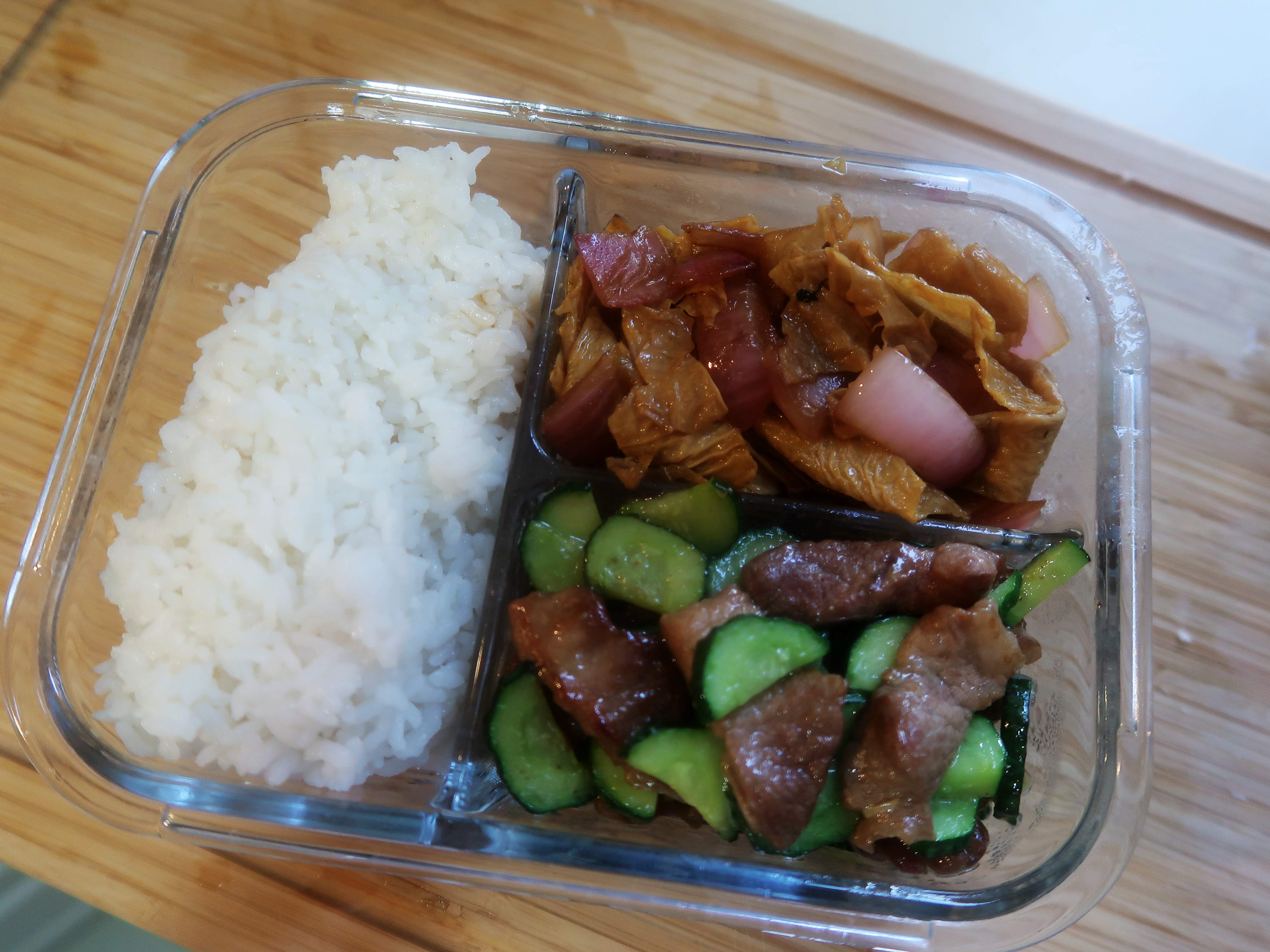 快手午餐便当饭盒——黄瓜炒肉和圆葱油皮的做法
