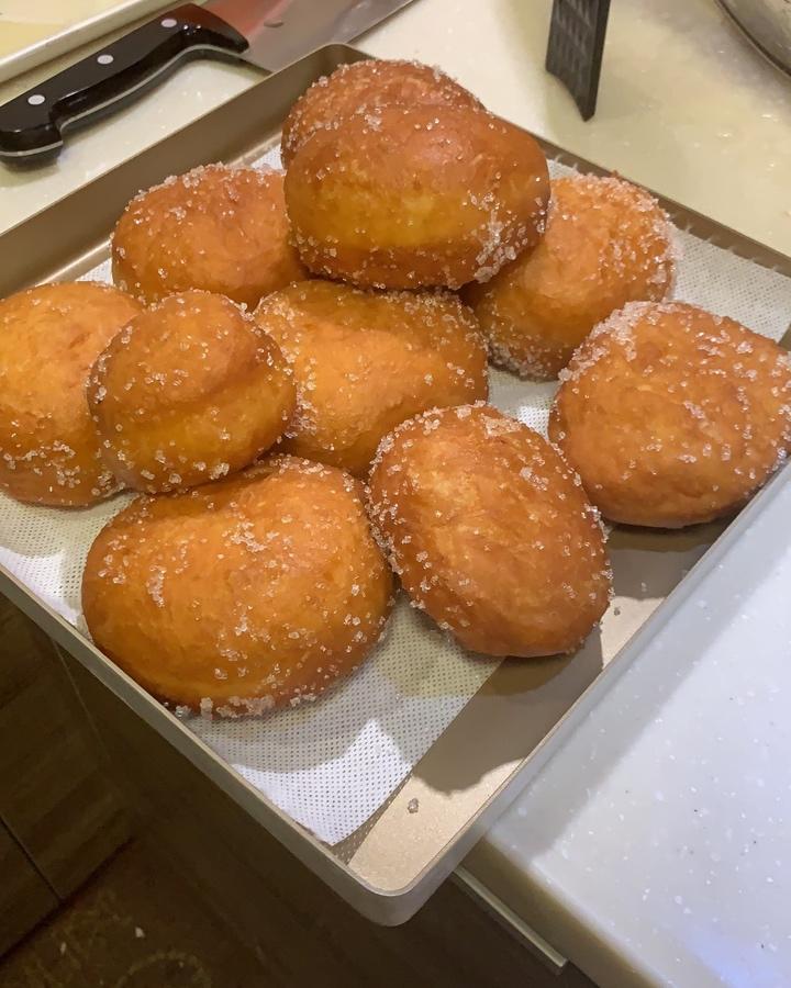 好吃到哭泣的甜甜圈VANILLA CREAM-FILLED DOUGHNUTS
