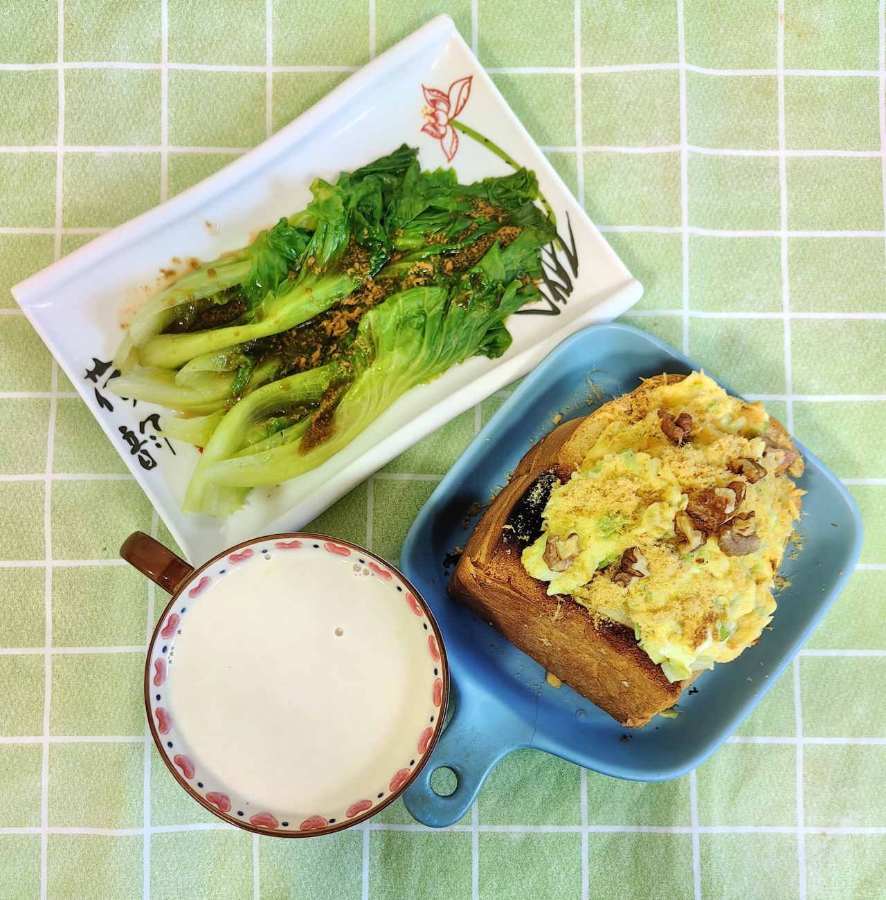 今日早餐：麻酱生菜，鸡蛋吐司盒，牛奶南瓜羹。