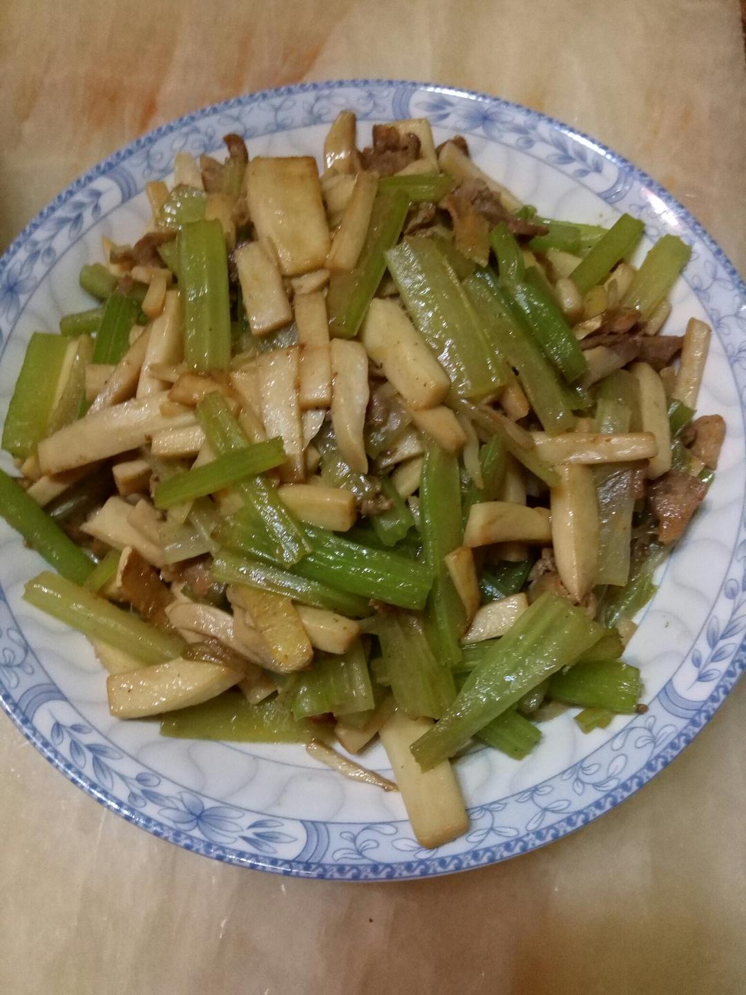 杏鲍菇炒芹菜