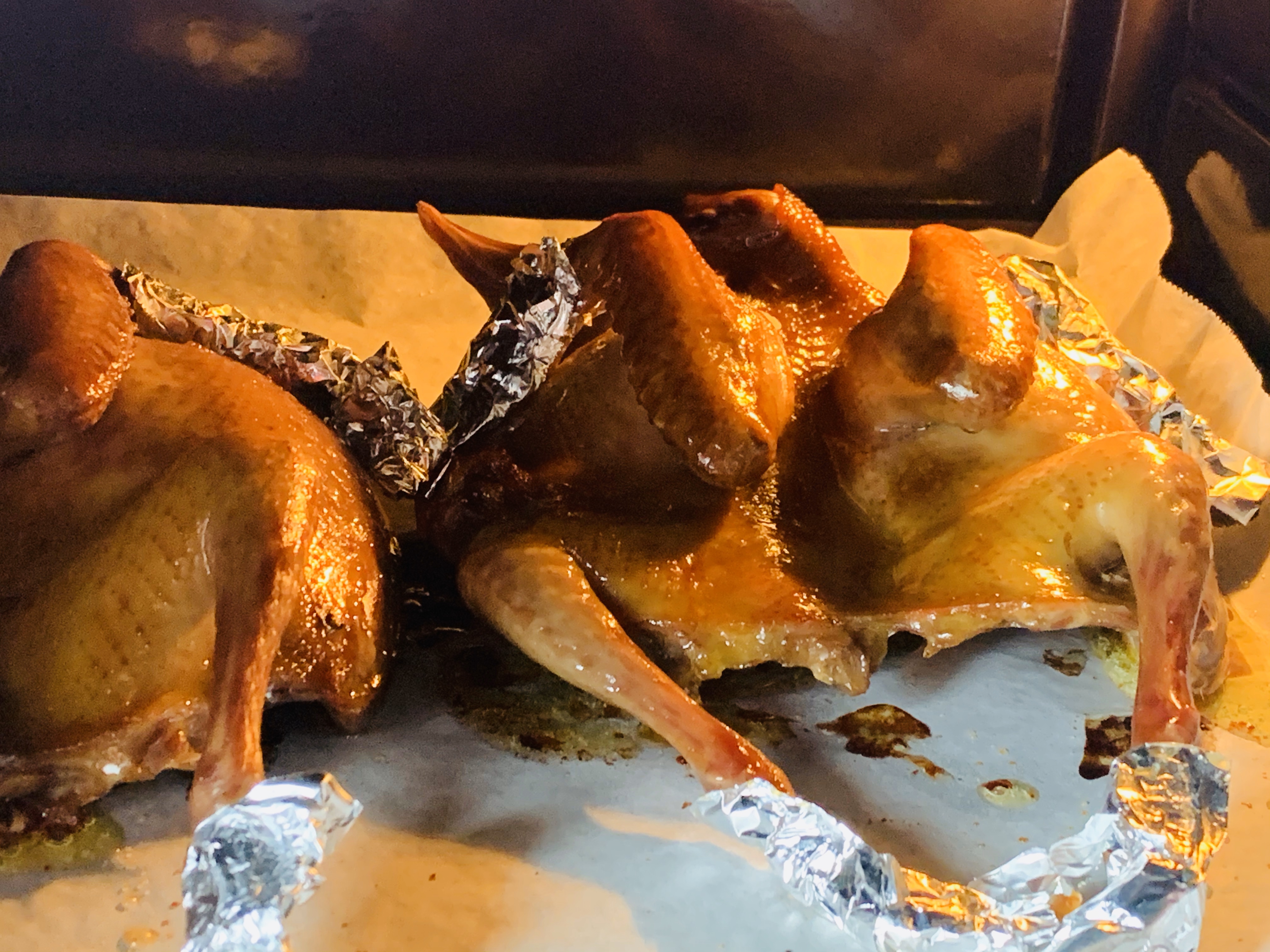 烤乳鸽只需两步（腌制+进烤箱）～一人一只肯定不够吃😋的做法 步骤7