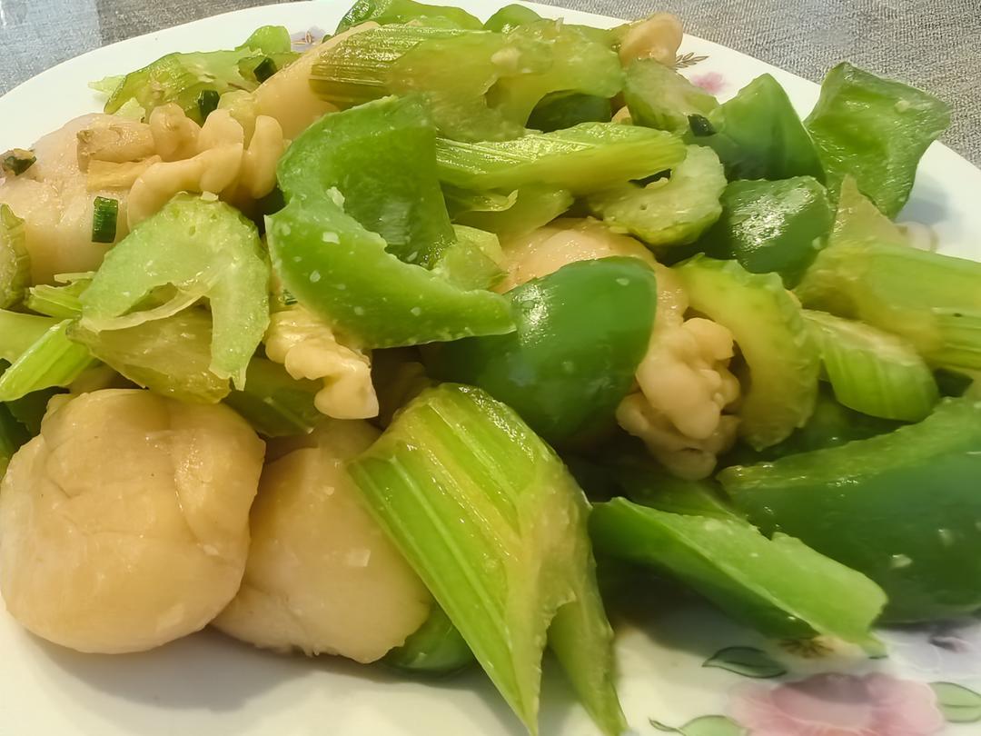 鲜香可口的芹香琥珀炒带子