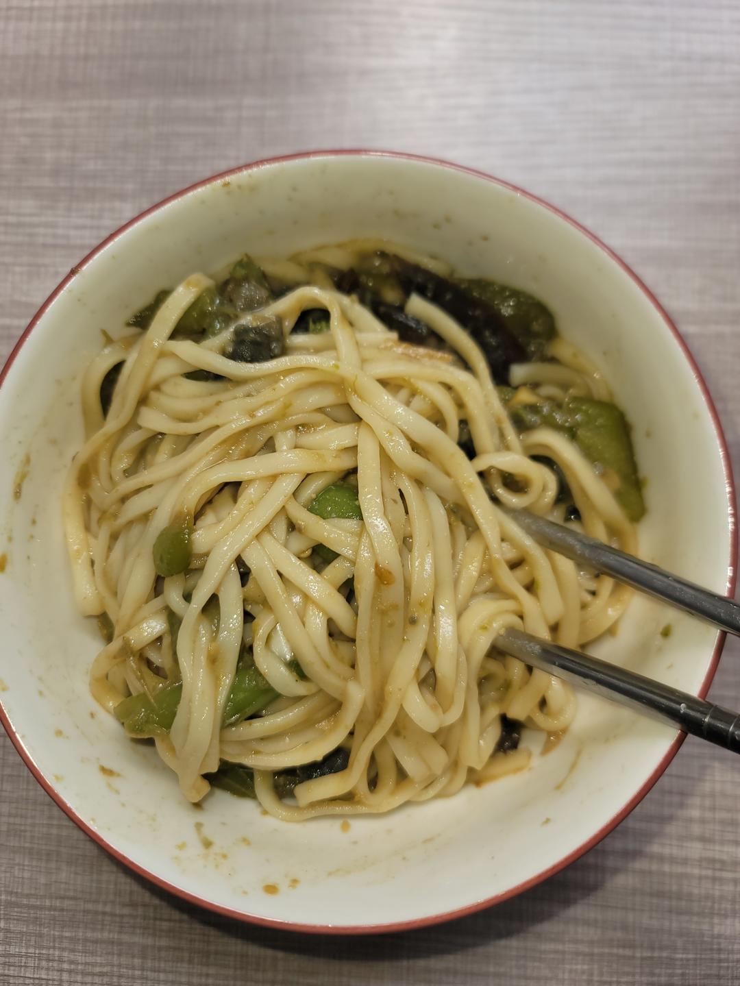 吃了不后悔：青椒皮蛋拌面！
