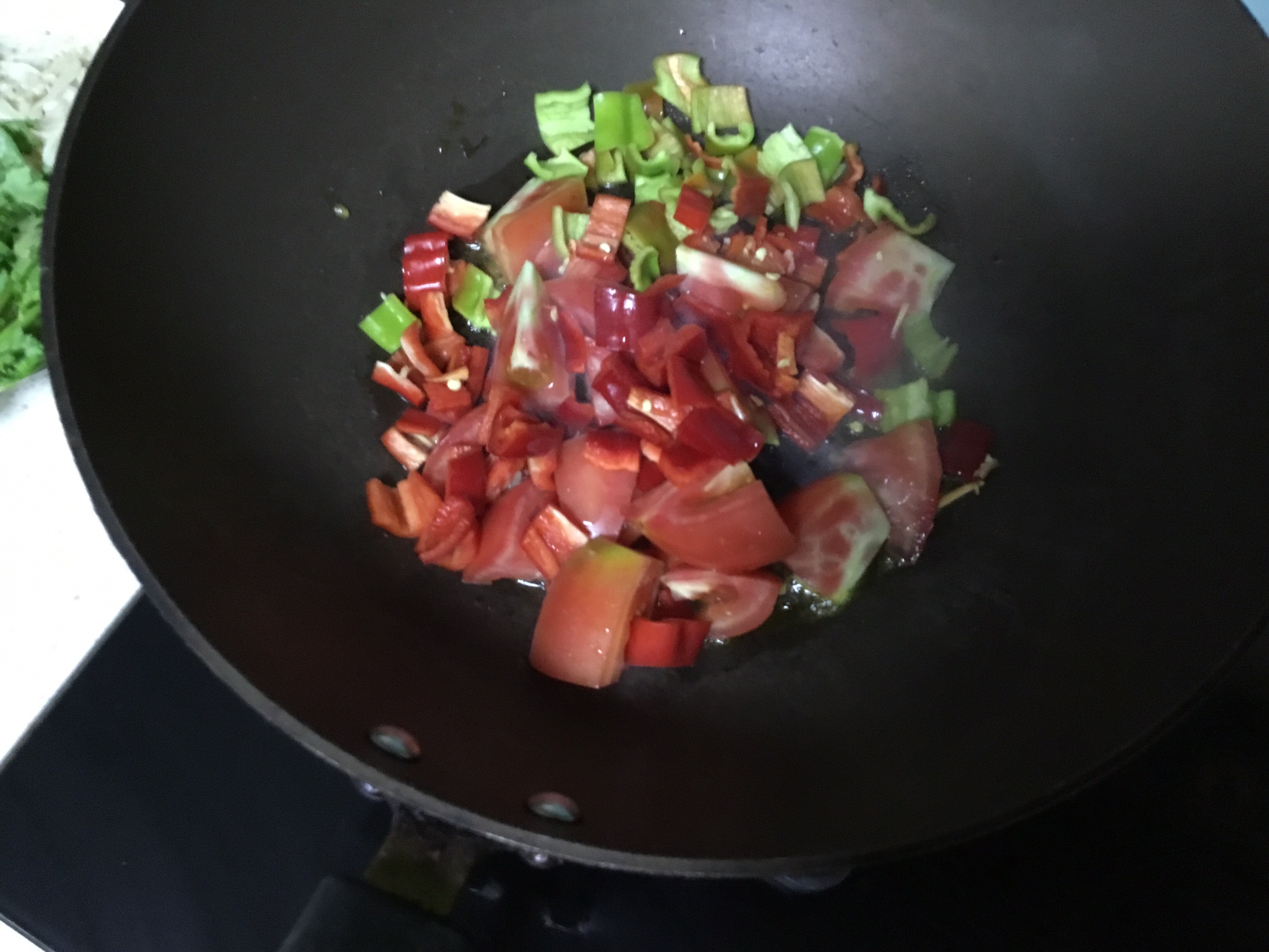 酸汤金针菇炒番茄（炒鸡好吃）的做法 步骤4